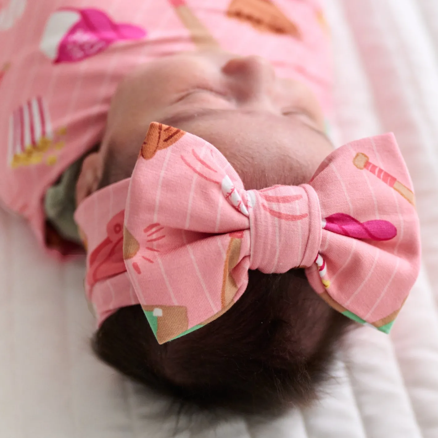 Layette|Swaddles<Little Sleepies Swaddle & Luxe Bow Headband Set All Stars